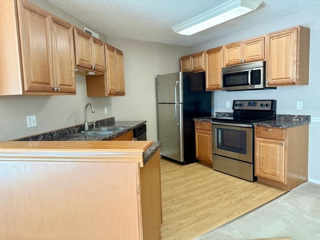 Building Photo - Belleair Village Condo 1/1 Open floor plan