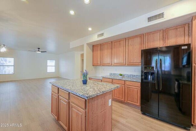 Building Photo - Stunning Cobble Creek II home with pool an...