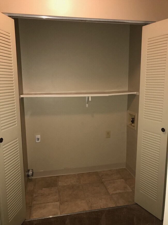 Building Photo - Spacious One Bedroom Apartment with W/D Connection!