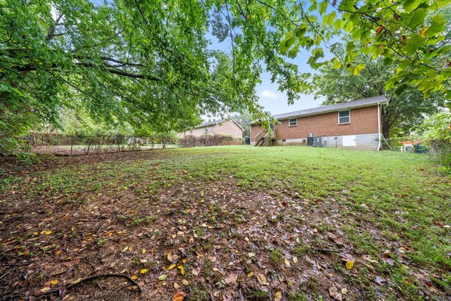 Building Photo - Renovated 3 Bedroom Dog Friendly Home For ...