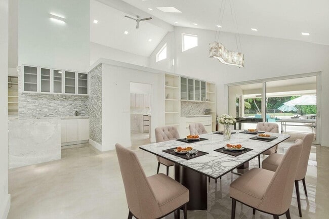 Building Photo - 7351 Valencia Dr