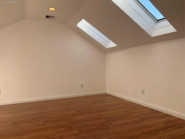 Building Photo - 14 Bayville Ave