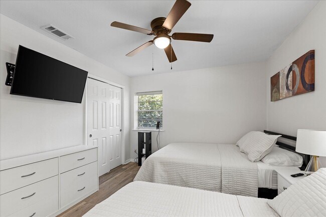 Building Photo - 2425 Bruce Ln