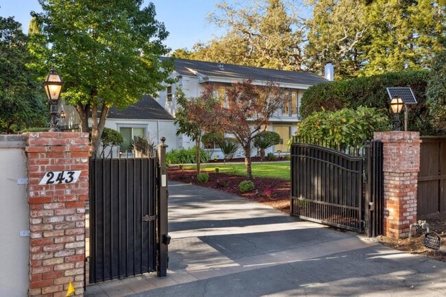 Building Photo - 243 Selby Ln