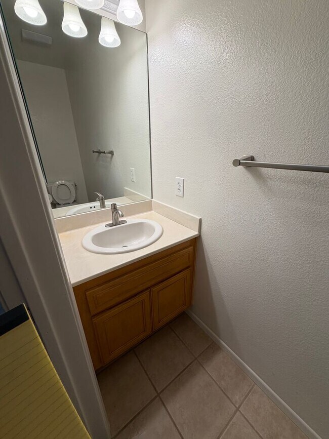 Building Photo - 547 Hart Dr