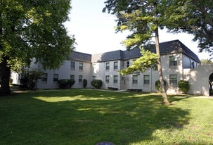 Building Photo - Hidden Pines
