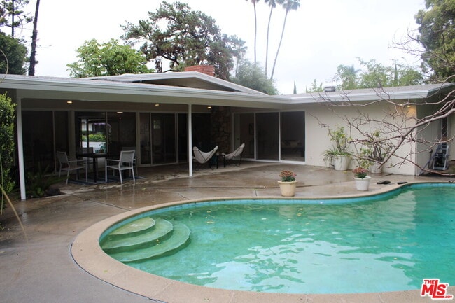 Primary Photo - 282 Wigmore Dr