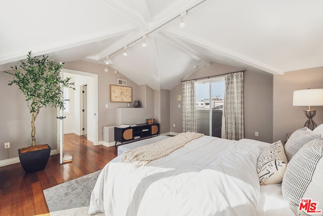 Building Photo - 844 3rd St