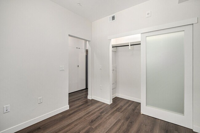 Building Photo - Centrally located 1 bedroom in the heart of Uptown!