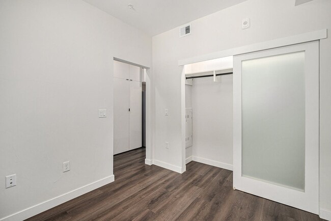 Building Photo - Centrally located 1 bedroom in the heart of Uptown! STUDENT SPECIAL AVAILABLE