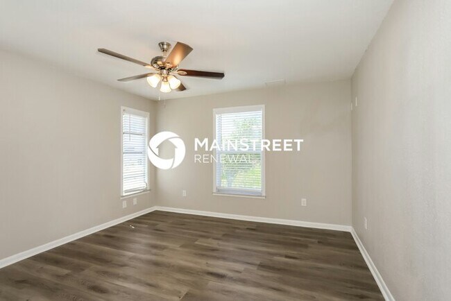 Building Photo - 3 Bedroom Pet-Friendly Home in ENGLEWOOD, FL with Main Street Renewal