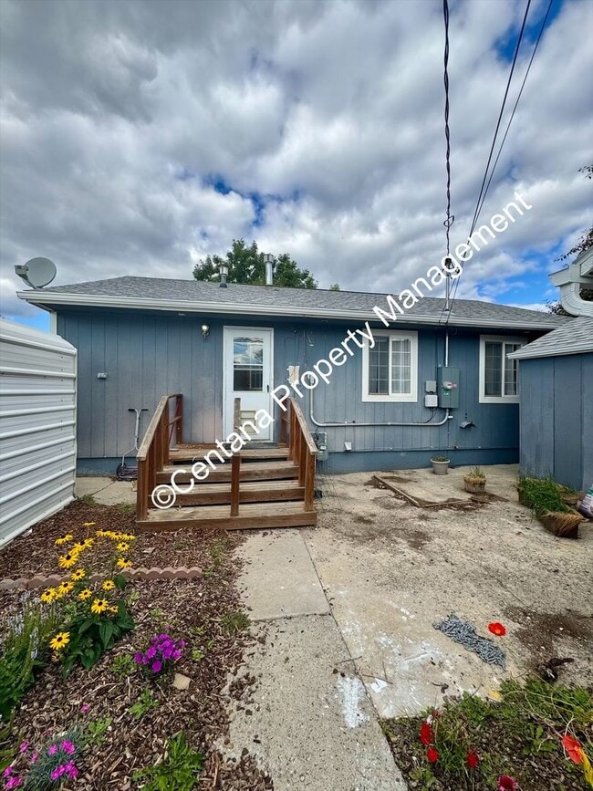 Building Photo - 3 Bed 1 Bath located on the flats