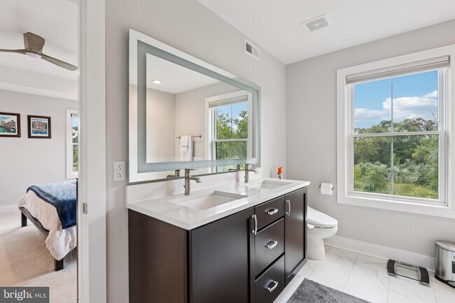 Building Photo - 45 Riverwalk