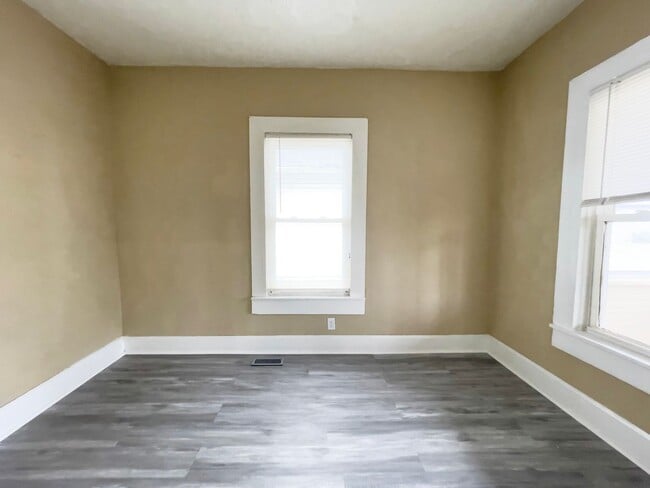Building Photo - 722 S Hackley St