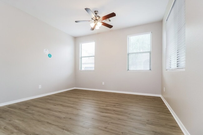 Building Photo - 15410 W Laurel Ln