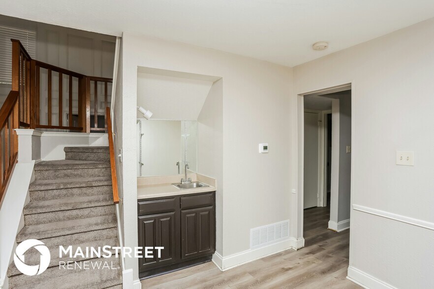 Building Photo - 7520 Mayfair Cir