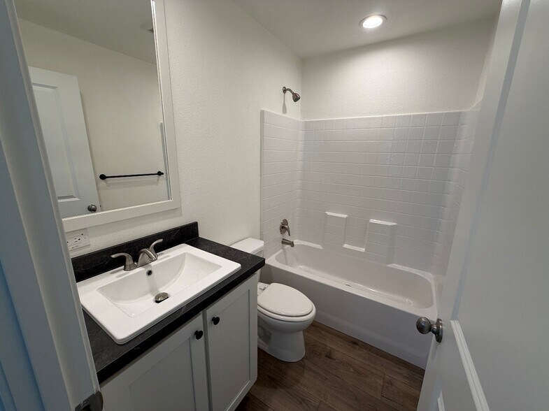 Building Photo - 501 E Ray Rd