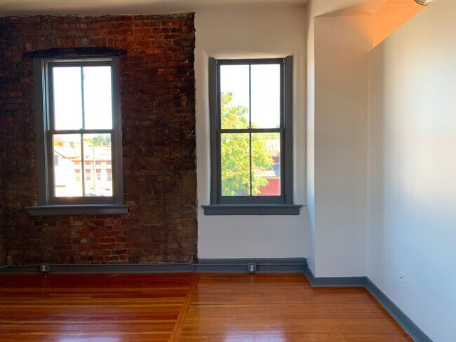 Building Photo - 913 Monmouth St