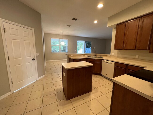 Building Photo - Stunning 4 Bedroom 2.5 Bath Home with Bonu...