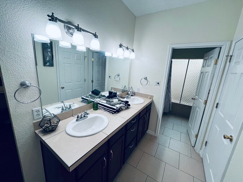 Building Photo - 2901 W Illinois Ave