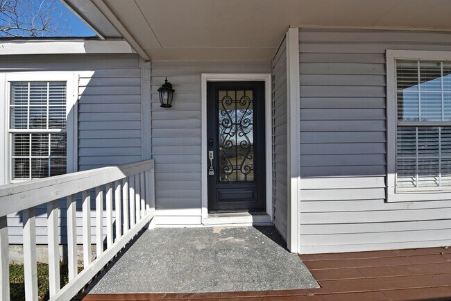 Building Photo - Stylish and Spacious 4-Bedroom Home PLUS C...