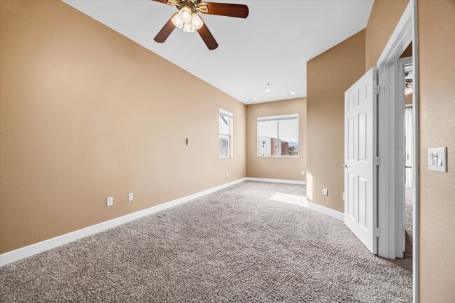 Building Photo - Sought after Park Avenue Condominiums/Top Floor Three Bedroom