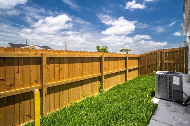 Building Photo - 22 E Viviana St