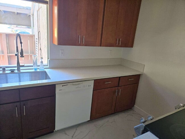 Building Photo - Spacious 3-bed, 2-bath condo is located in the heart of UTC, right on the UCSD bus line! It featu...