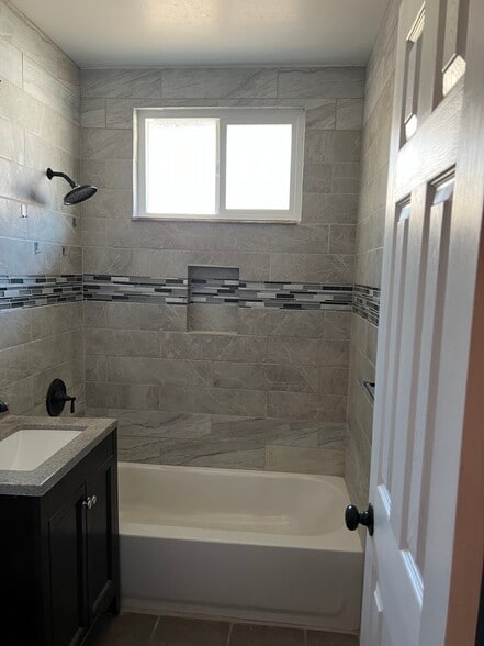 Building Photo - 576 N Wilson Ave