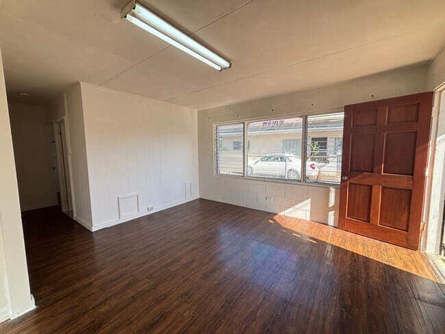 Building Photo - 1508 Sing Loy Ln