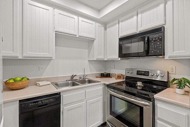 Building Photo - 1560 Circa Del Lago