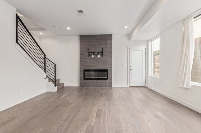 Building Photo - Beautiful Sloans lake Two Bed / Two and a ...