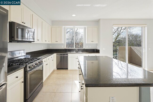 Building Photo - 207 Heligan Ln