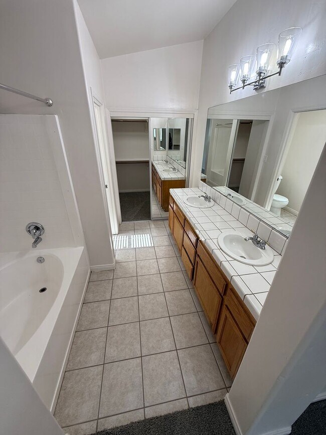 Building Photo - 10109 Bay Colony Dr