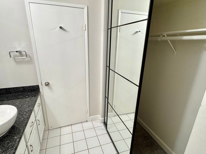 2 closets for bed 1 - 950 N Kings Rd