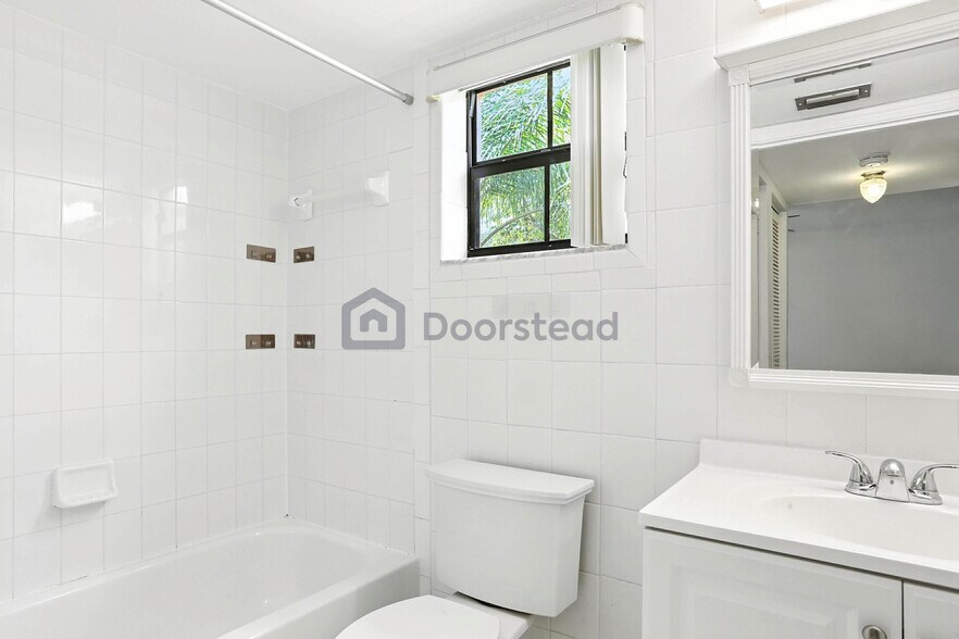 Building Photo - 3050 Norwood Pl