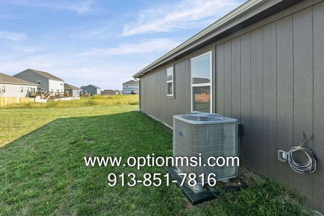 Building Photo - Fresh 3 Bedroom, 2 Bathroom Half Duplex