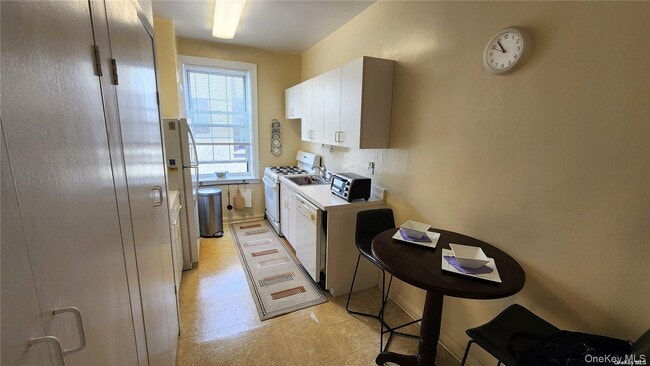 Building Photo - 4 Maple Dr