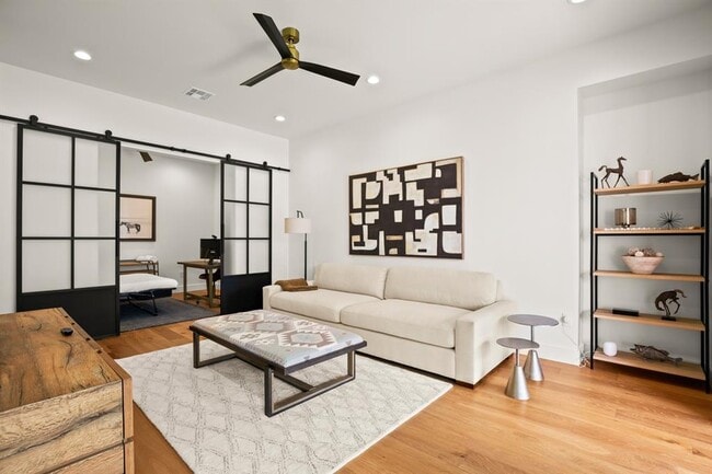 Building Photo - 2005 E 8th St