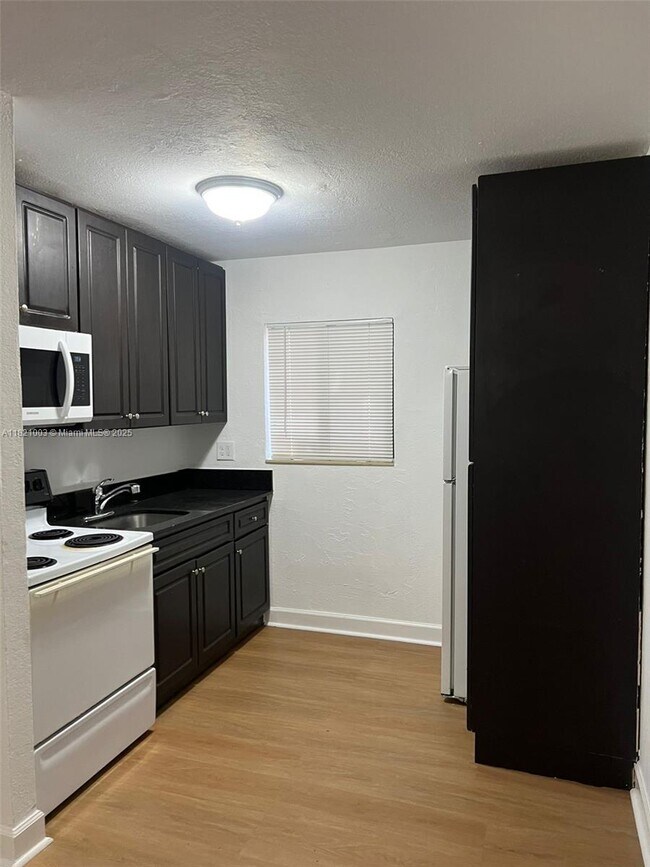 Primary Photo - 180 NE 71st St