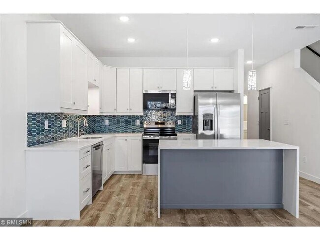 Building Photo - 425 W 8th St