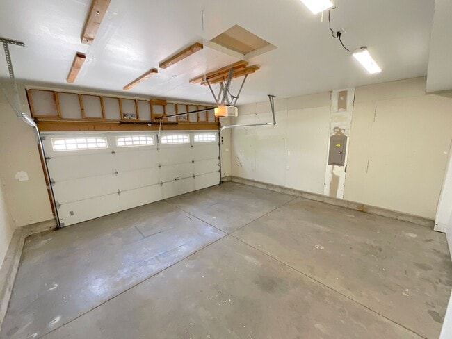 Building Photo - 4 Bedroom Home Available Near Peterson Rd & Constitution Ave!