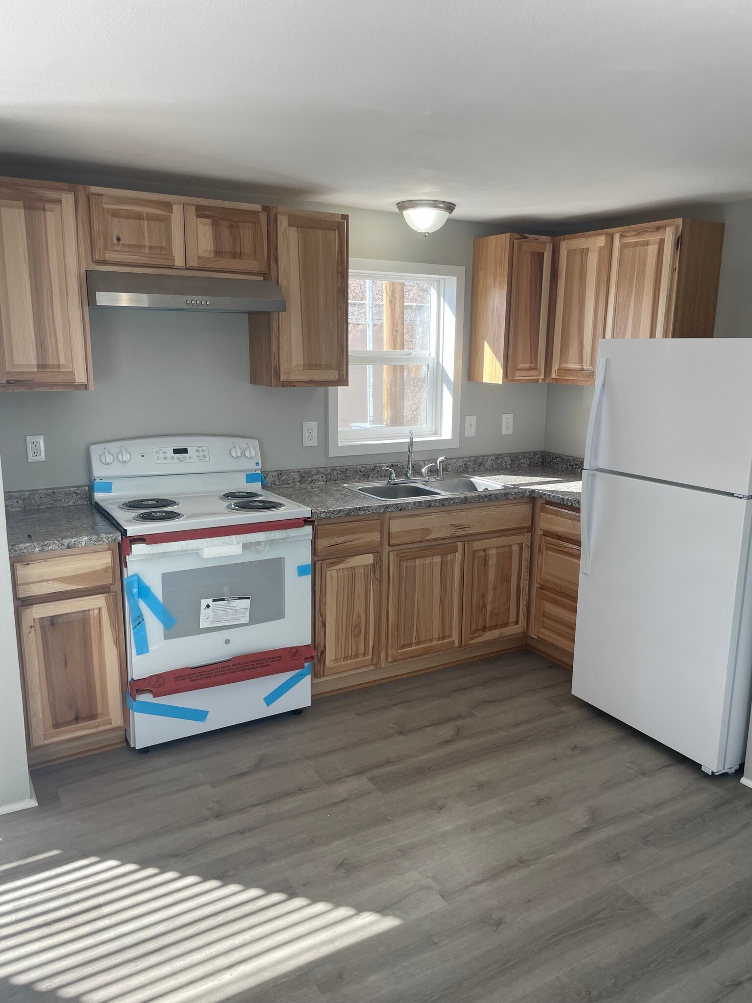 Building Photo - 2010 River Dr N