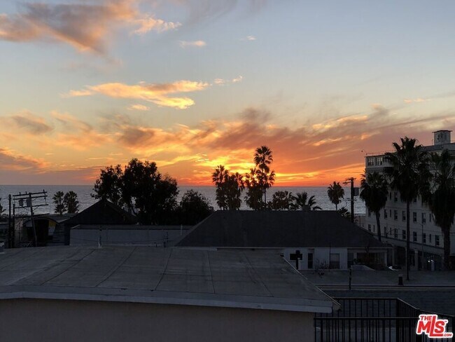 Building Photo - 46 Rose Ave