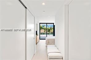 Building Photo - 9901 W Bay Harbor Dr