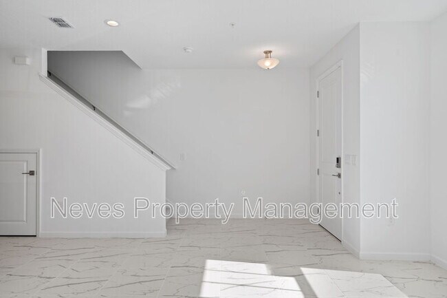 Building Photo - 1601 Pinecliff Dr
