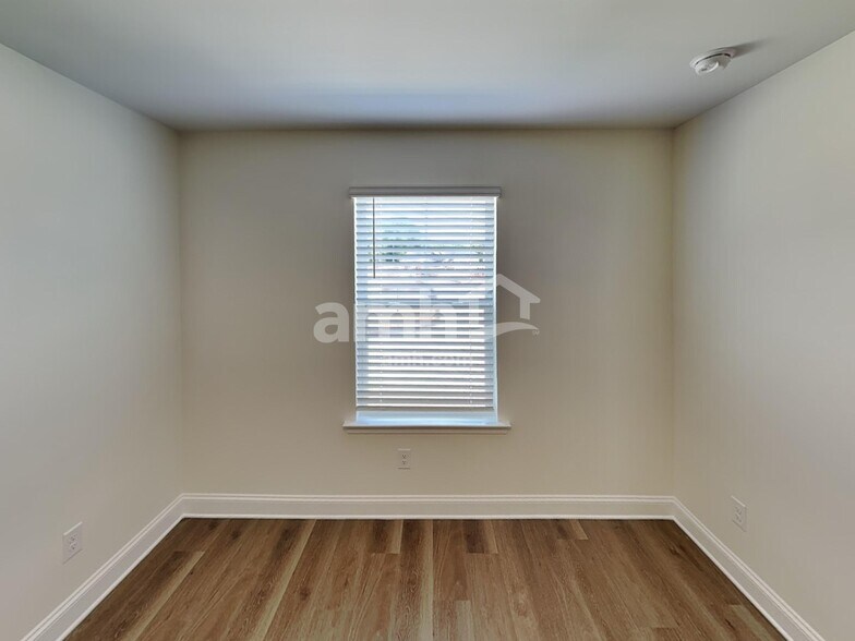 Building Photo - 6043 Rosemore Ln