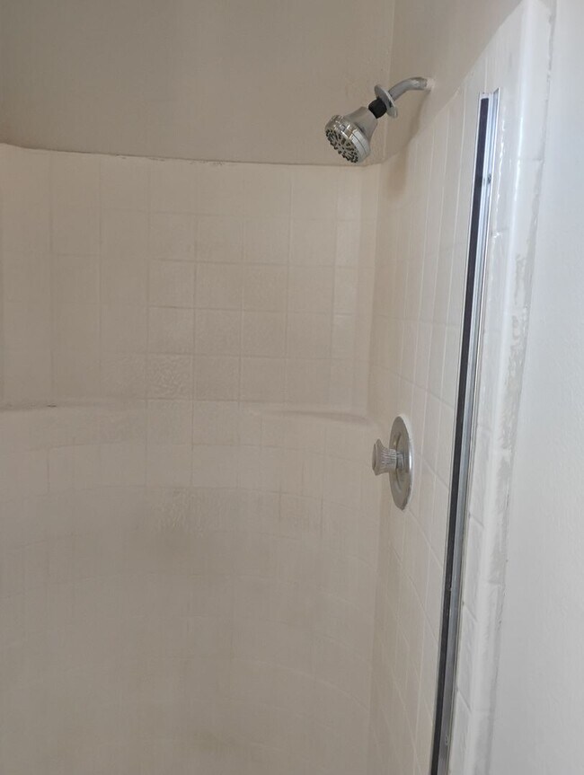 Building Photo - By appointment only. Do not disturb occupants. Apply now to schedule a viewing.