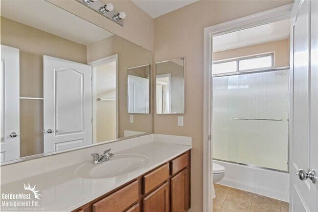 Building Photo - Beautiful 3Bdm 3Ba Home with Loft in Prime Surprise!