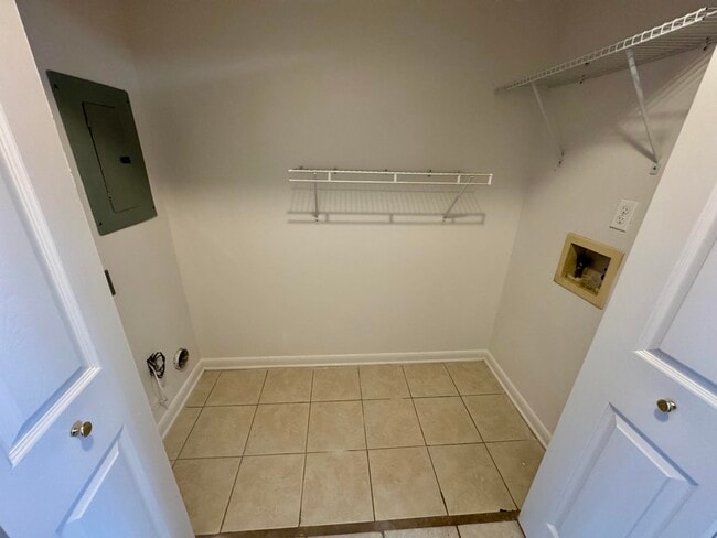 Building Photo - 129 SE Scottwood Dr